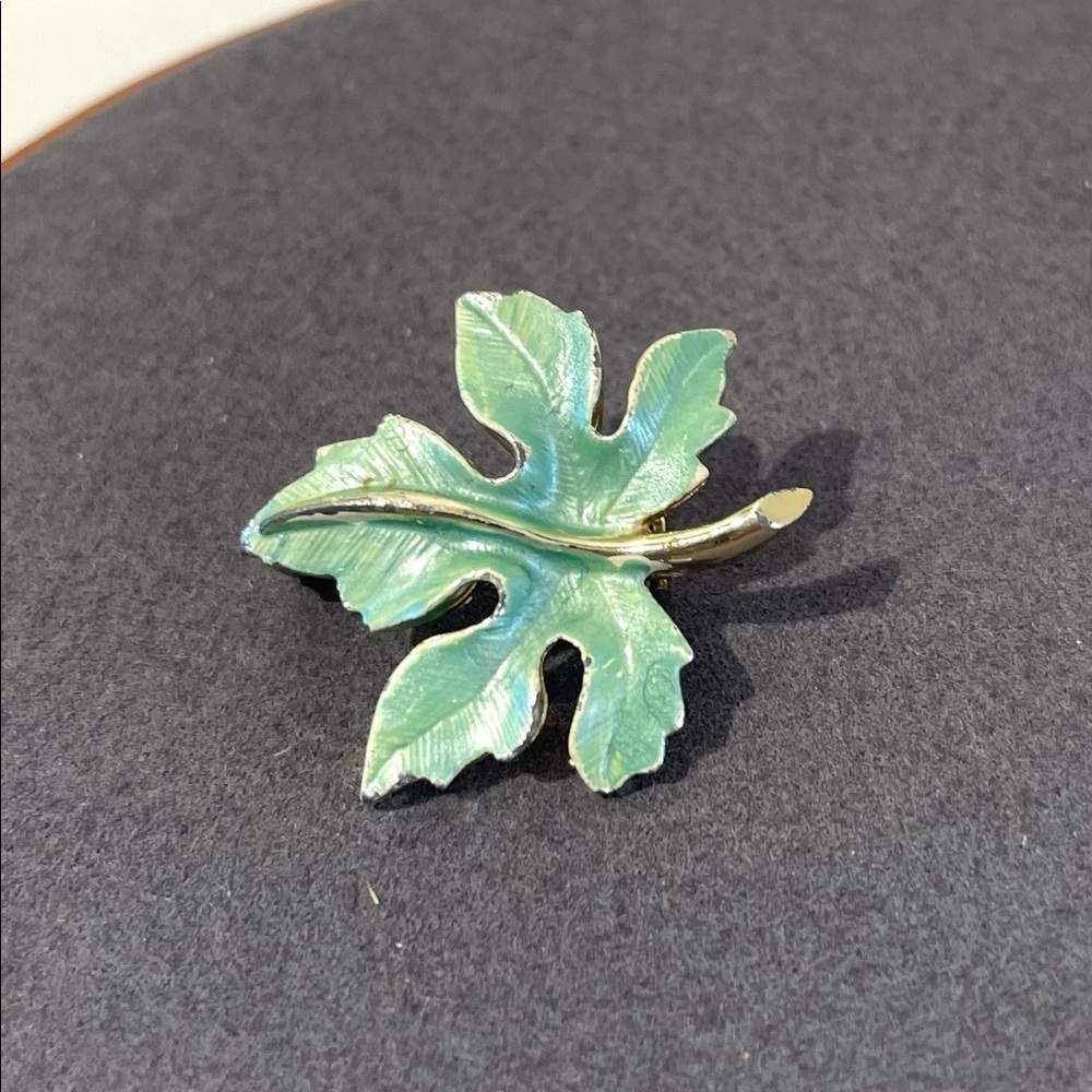 Vintage green leaf brooch